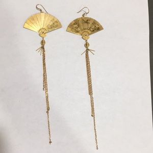 Erika Peña fan earrings